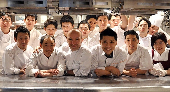 ローラン・プルセル シェフ（最前列左から3番目）と料理長の鴨田（最前列左から4番目）