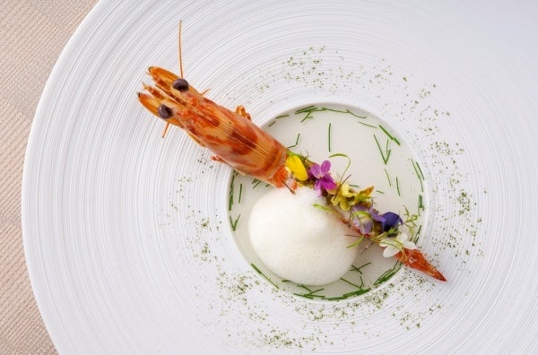 恵まれた環境で育まれた、宜野座産車えびを使用した前菜