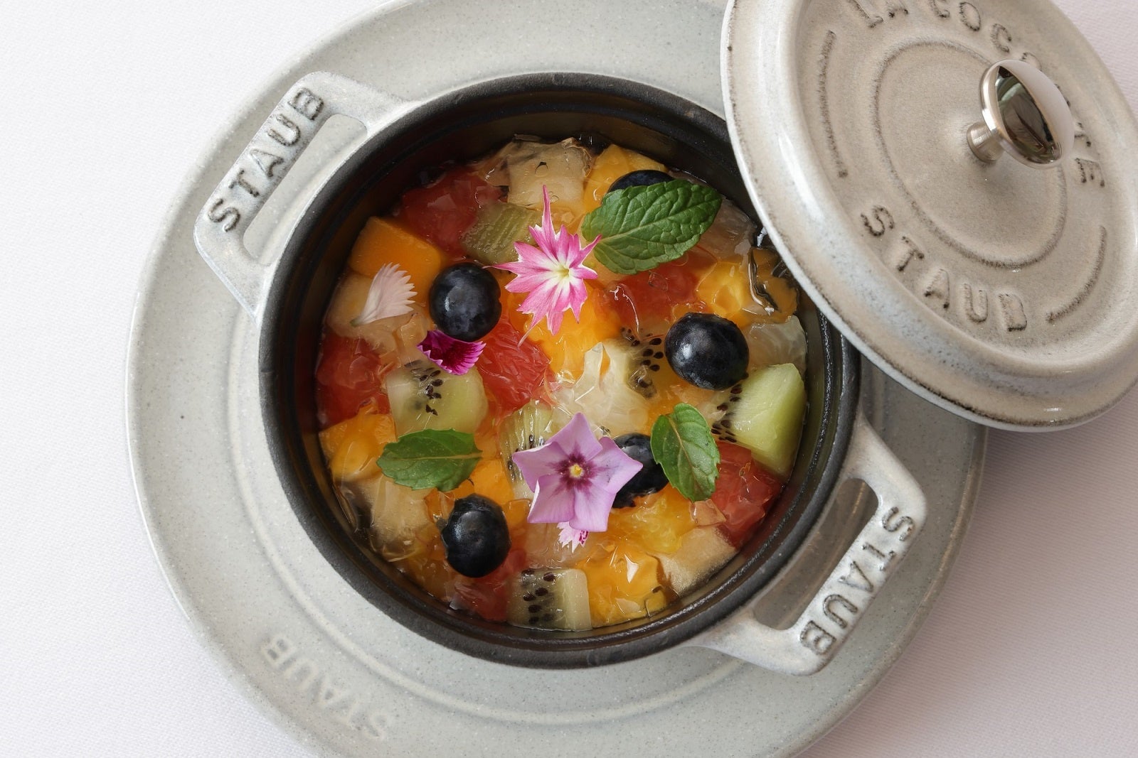 「ストウブで仕上げたパンナコッタ　フルーツのカクテルとシャンパンジュレ」