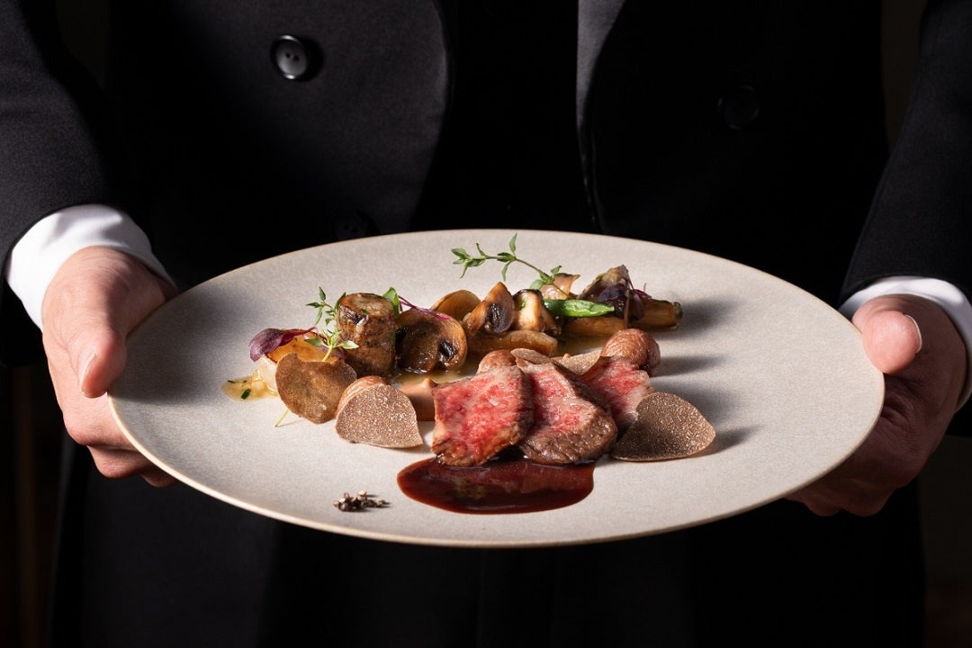 「黒毛和牛“京都姫牛”のロースト　秋の茸　京都大黒しめじと栗　黒胡椒風味の赤ワインソース」