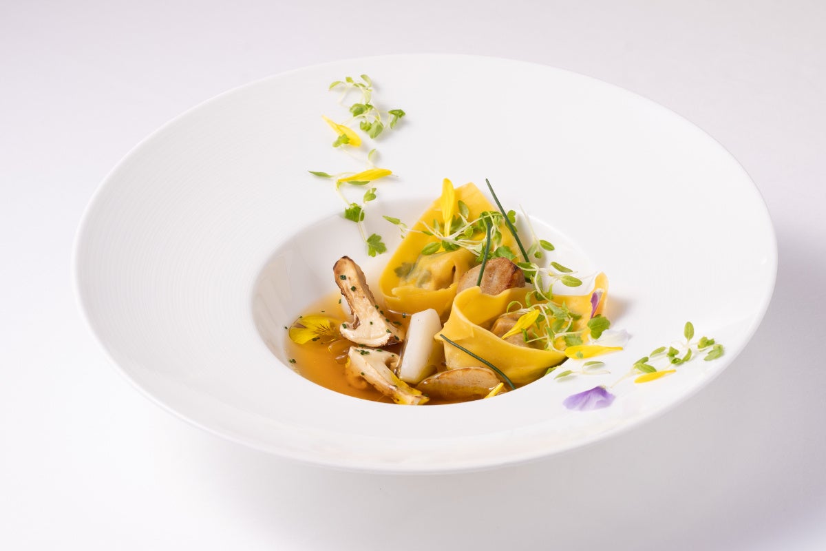 「神戸牛のトルテッローニ　泉州さといもコンフィ　和牛と茸のブロード」