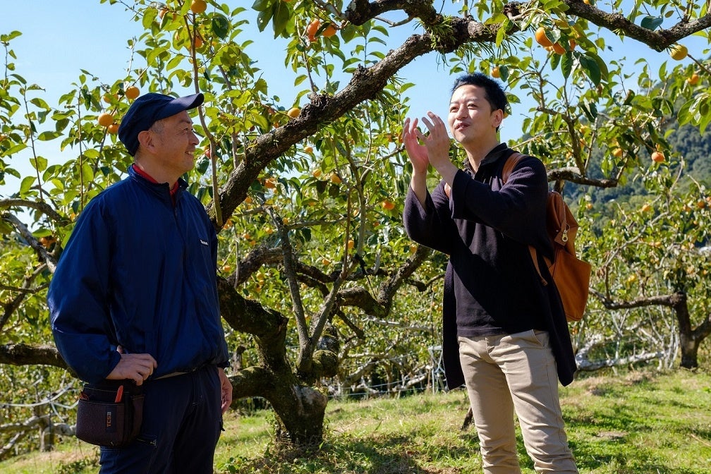 柿之屋の秋吉智博さん（左）と「リストランテKubotsu」料理長・窪津朋生