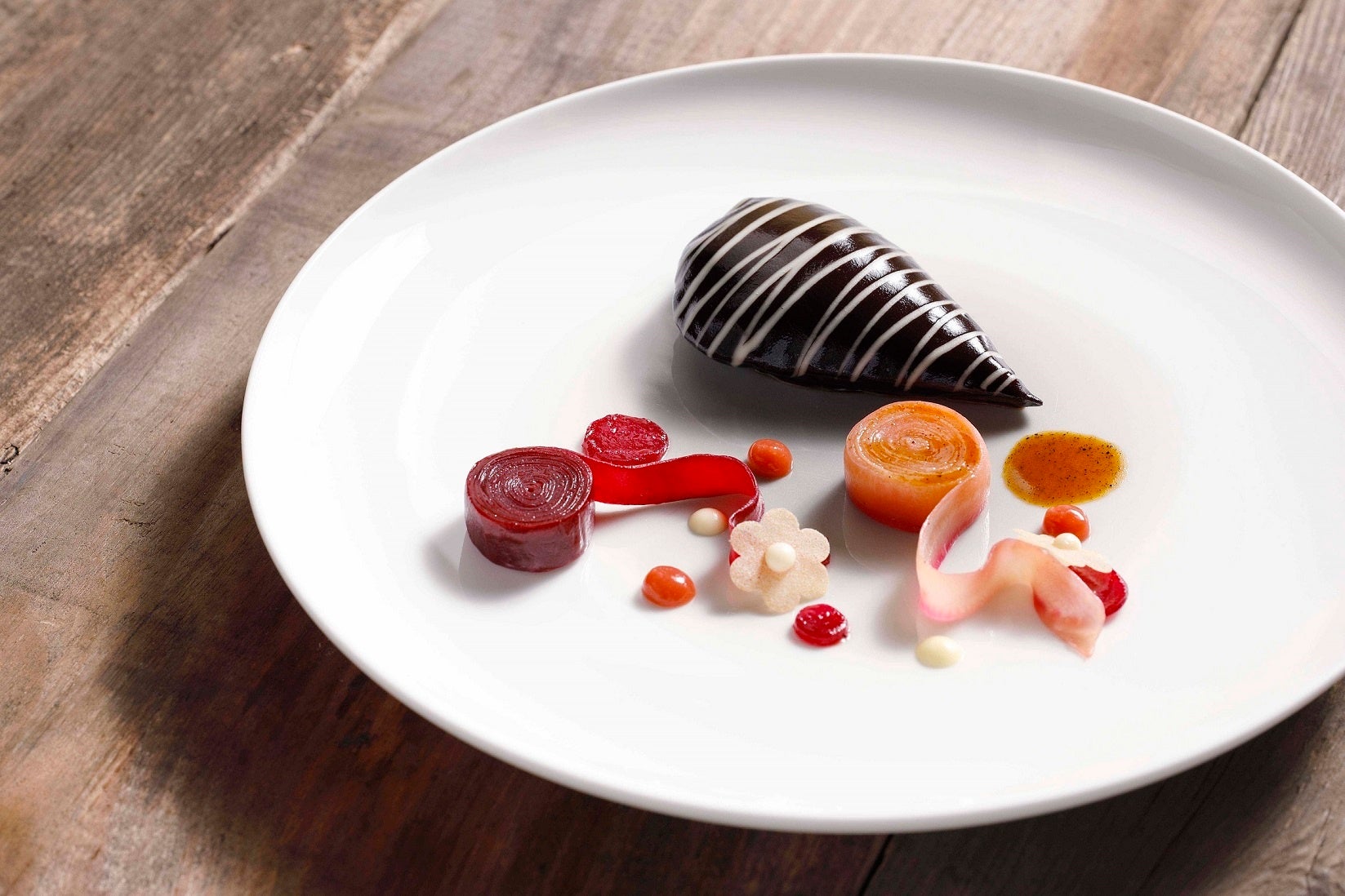 スペシャリテ「フランス産仔鳩のファルシー ビーツのスパイラル」