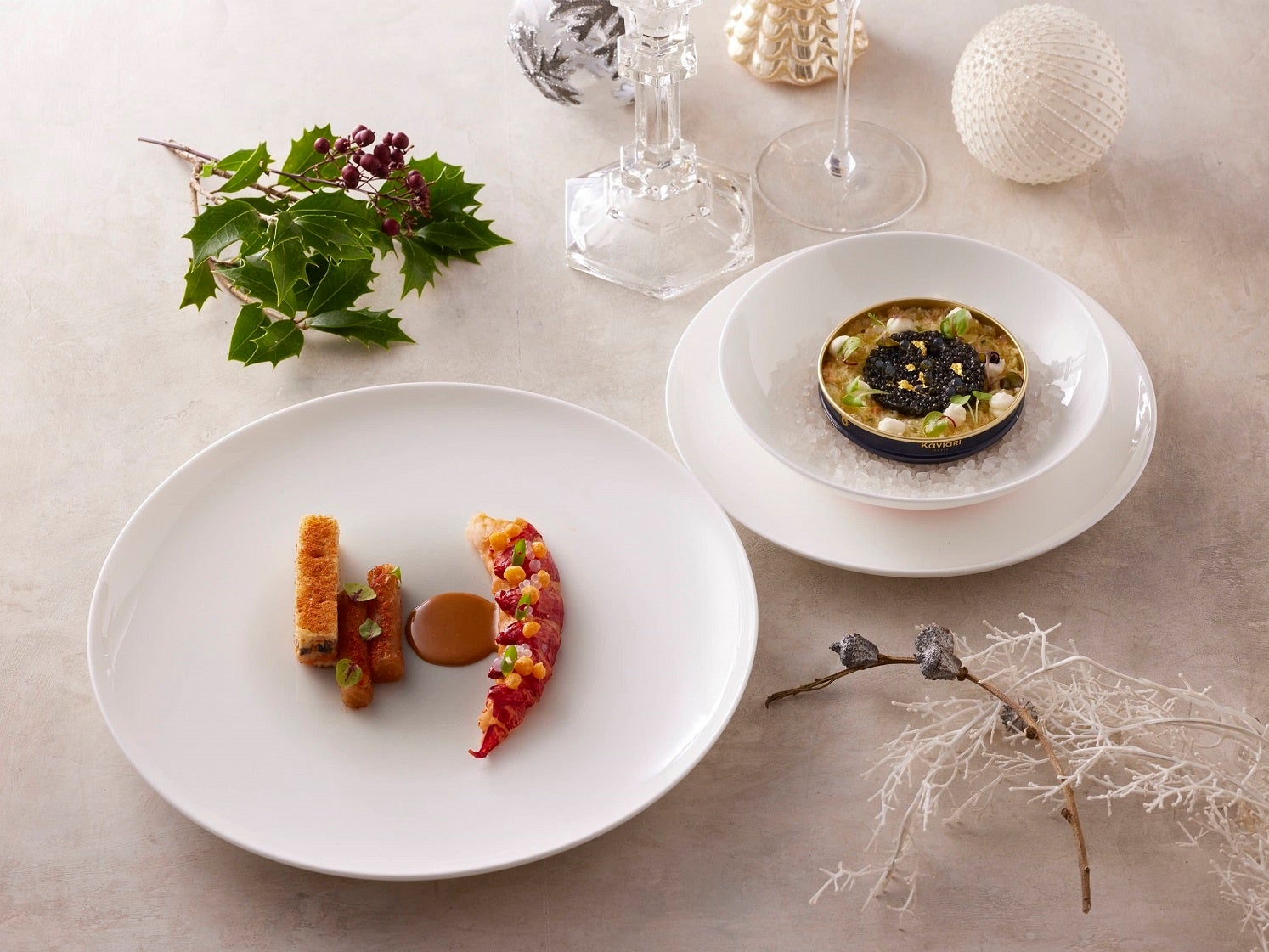 ずわい蟹とキャビアの冷前菜(右)とオマール海老を主役にした一品(左)