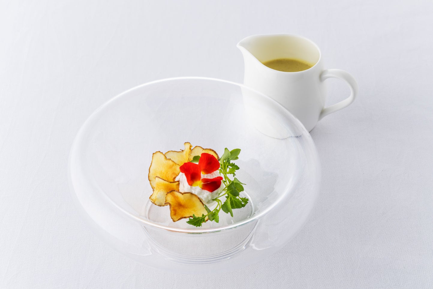 ポタージュとその他の食材を分け、テーブルで料理を完成させることで、より楽しい食体験を実現