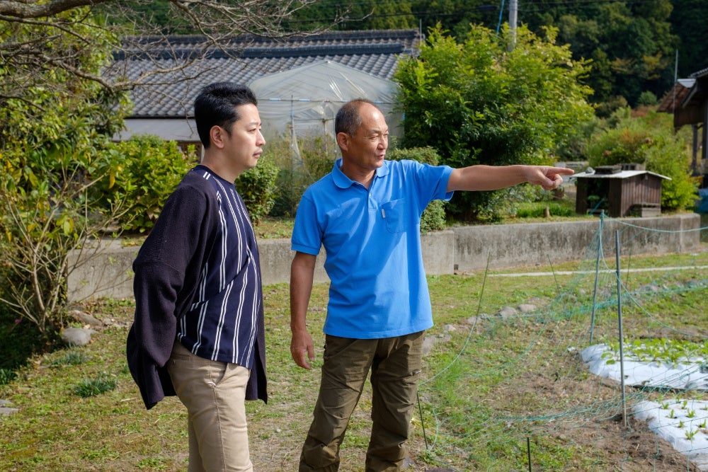 「ふく福ふぁーむ」の福田さん(写真右)と一緒に畑を見学する料理長の窪津(写真左)