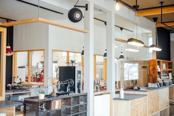 「珈琲焙煎工房 豆玄」の店内。大きな窓から光が入る、心地よい空間です