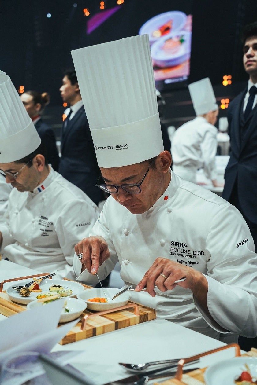 試食する米田肇シェフ
