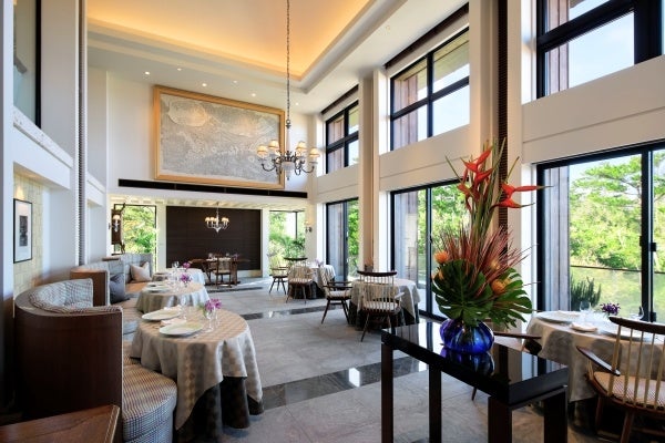 窓外の豊かな自然とアートが調和するダイニング