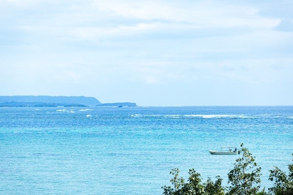 ホテルの眼前に広がる空と海