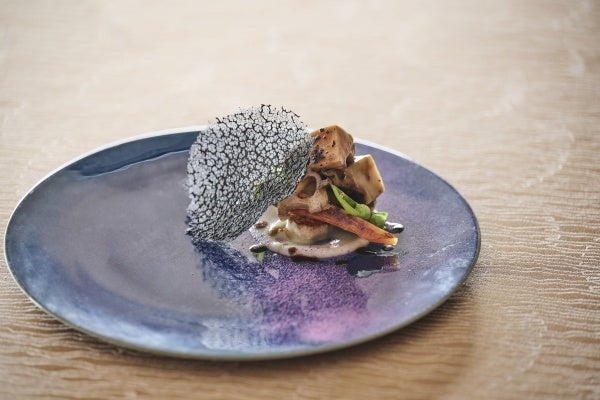 初夏から秋の伊勢志摩を代表する食材「鮑」を使った前菜（THE HIRAMATSU HOTELS & RESORTS 賢島）