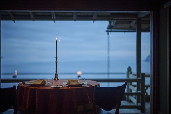 穏やかな海を眺めながらのディナーは、心に残る時間に（THE HIRAMATSU HOTELS & RESORTS 熱海）
