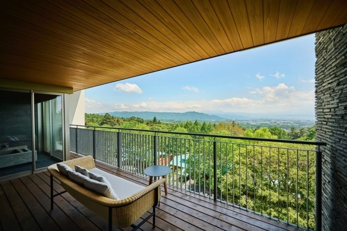 スカイビューの客室からは八ヶ岳連峰が望める(THE HIRAMATSU 軽井沢 御代田)