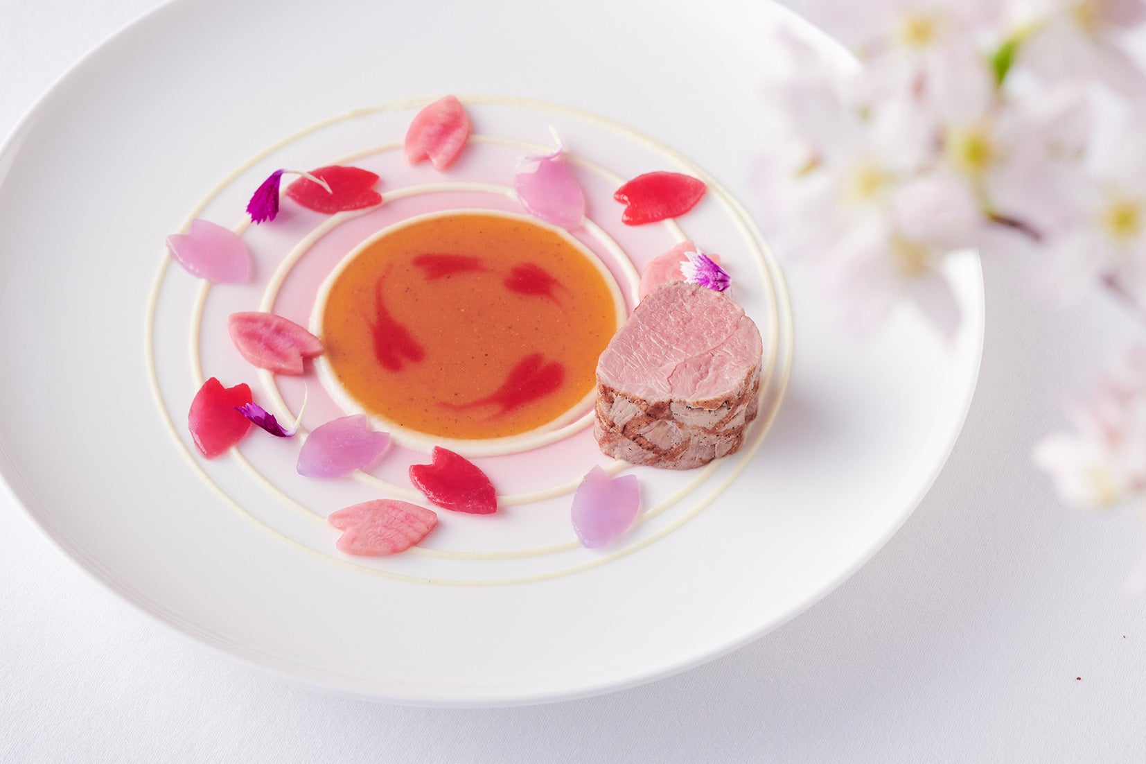 桜の葉でマリネした仔羊のグリエ 桜舞う根菜のパレット ジュ・ソース
