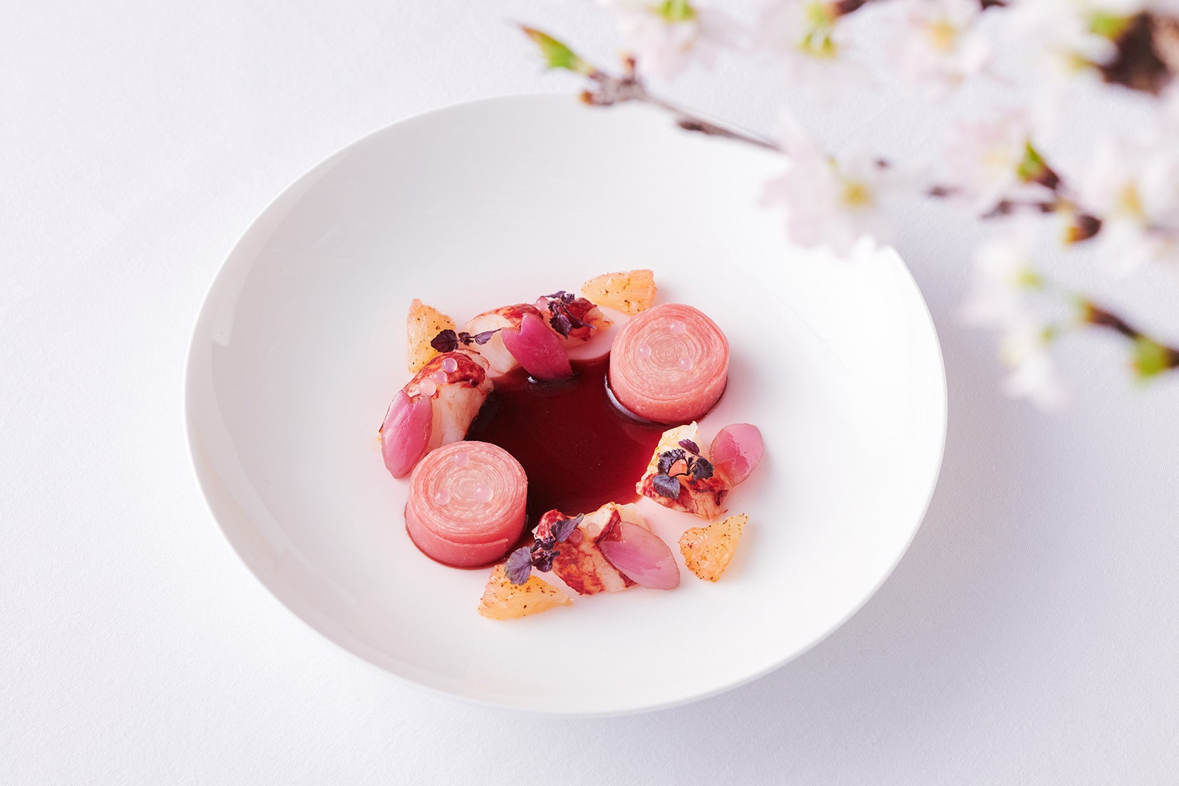 オマールブルー 赤く染まったブイヨンの旨味 桜色のビーツのスパイラル グレープフルーツルビーとシャンパンキャビア
