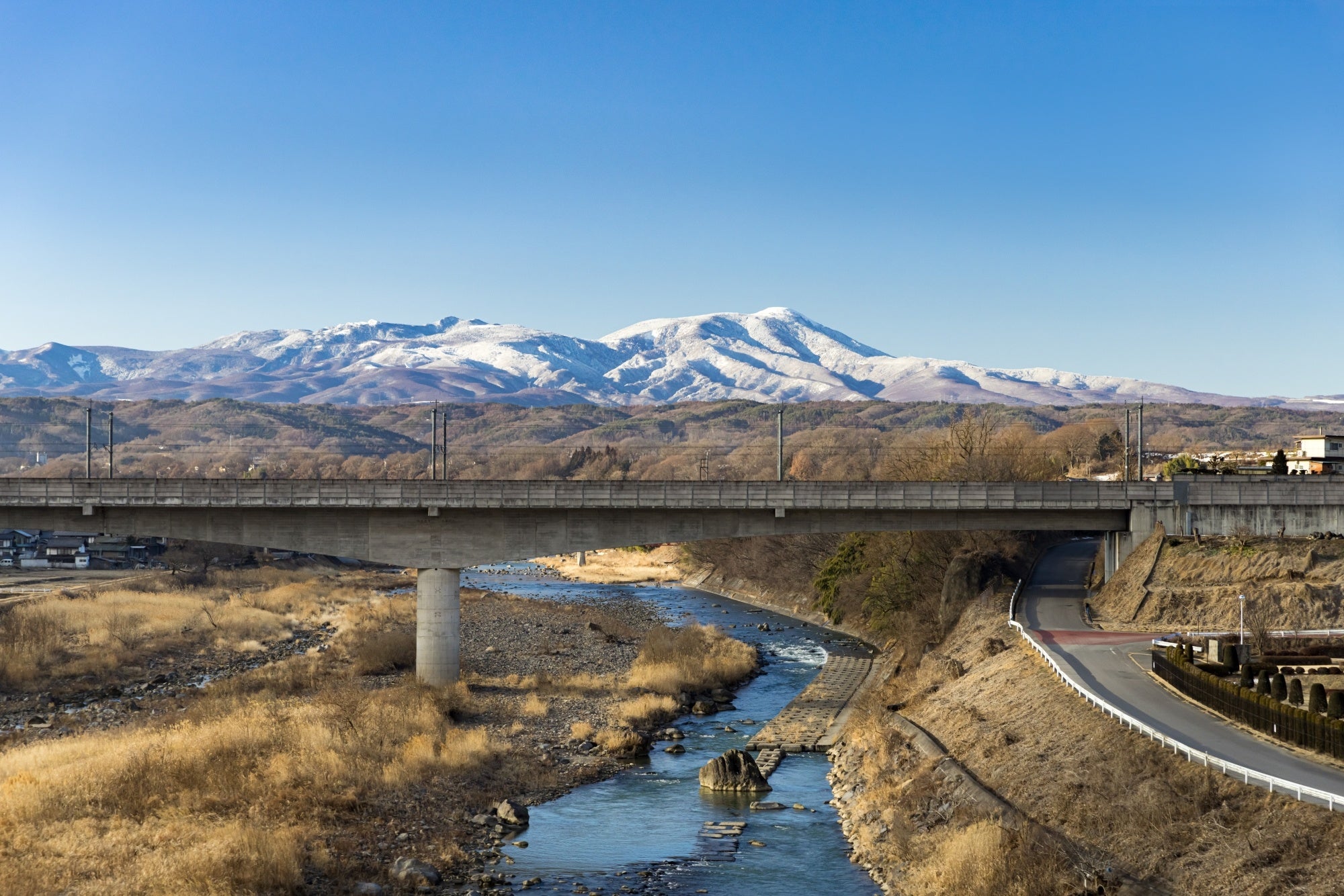 雄大な山岳に囲まれ、豊かな自然が広がる