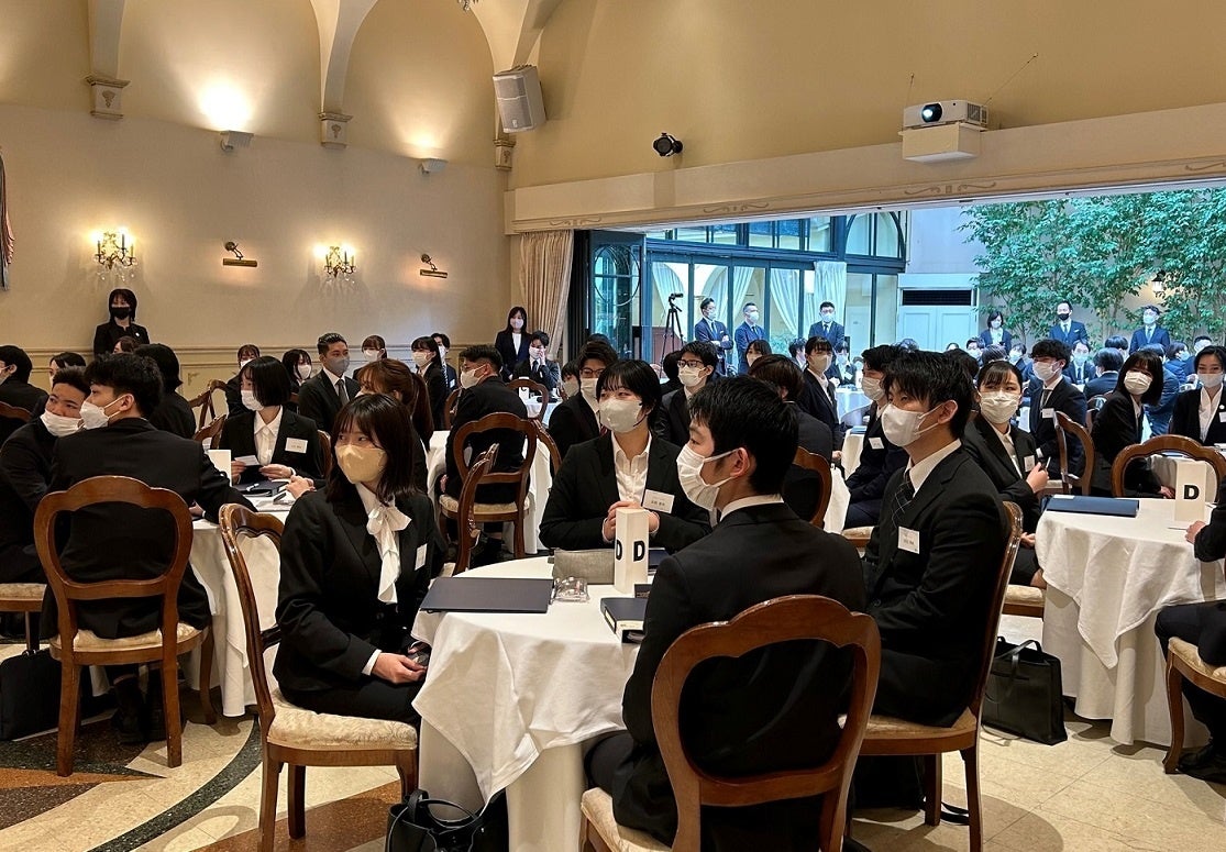 オリエンテーションを受ける新入社員