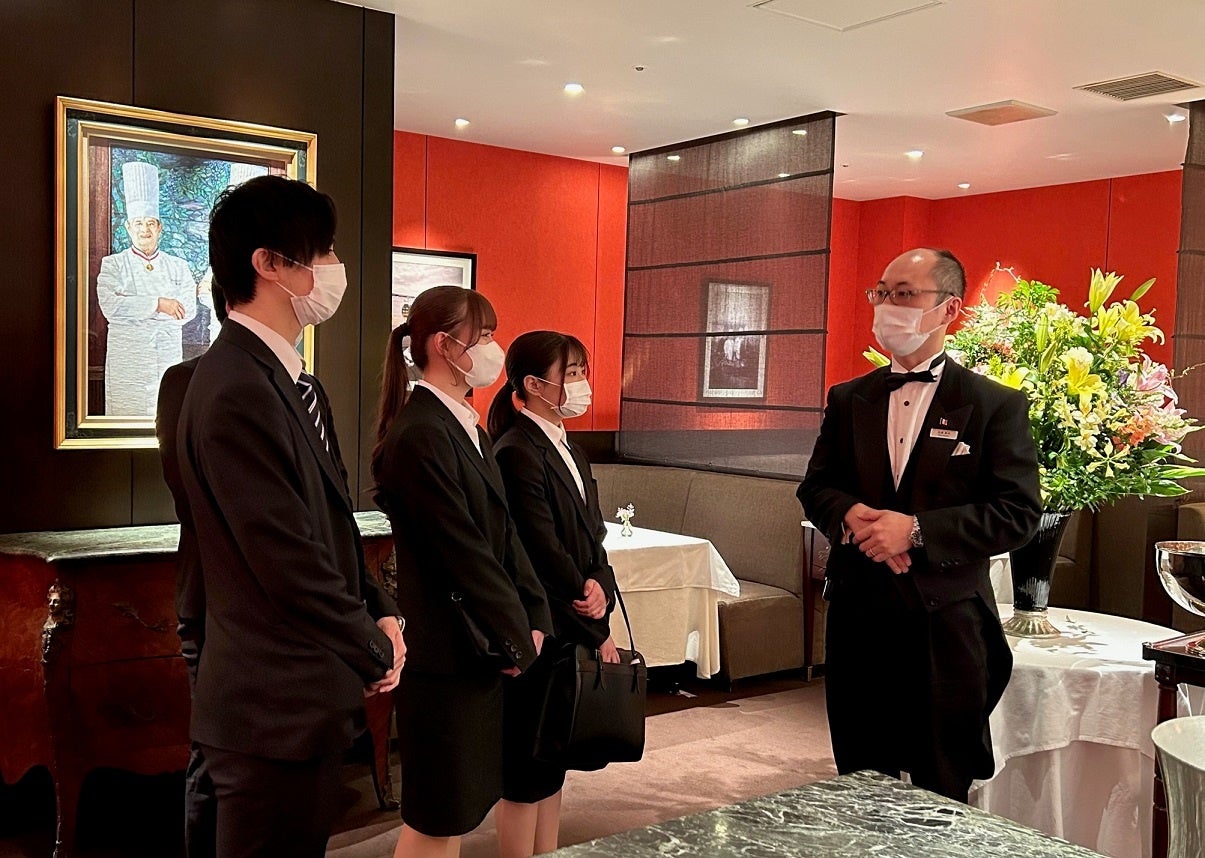 レストラン内を見学する新入社員