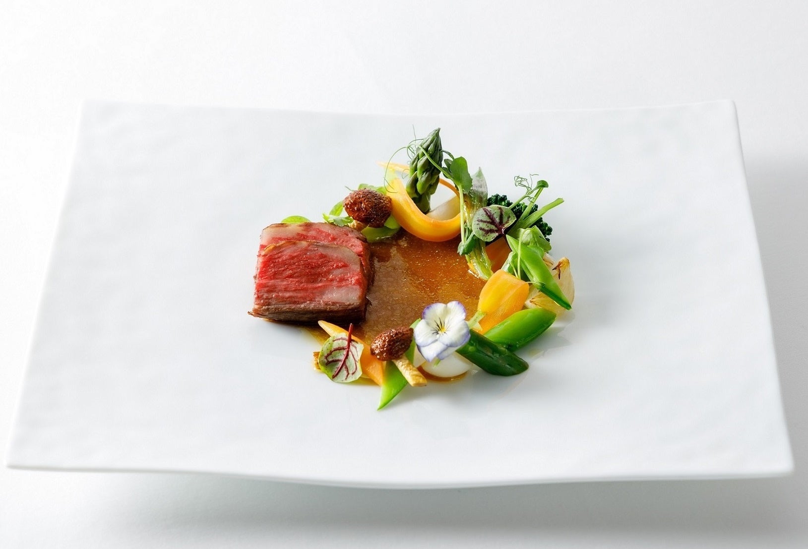 「九州産黒毛和牛ロース肉の土佐備長炭焼き　季節の野菜のジャルディニエール　山椒風味のジューソース」