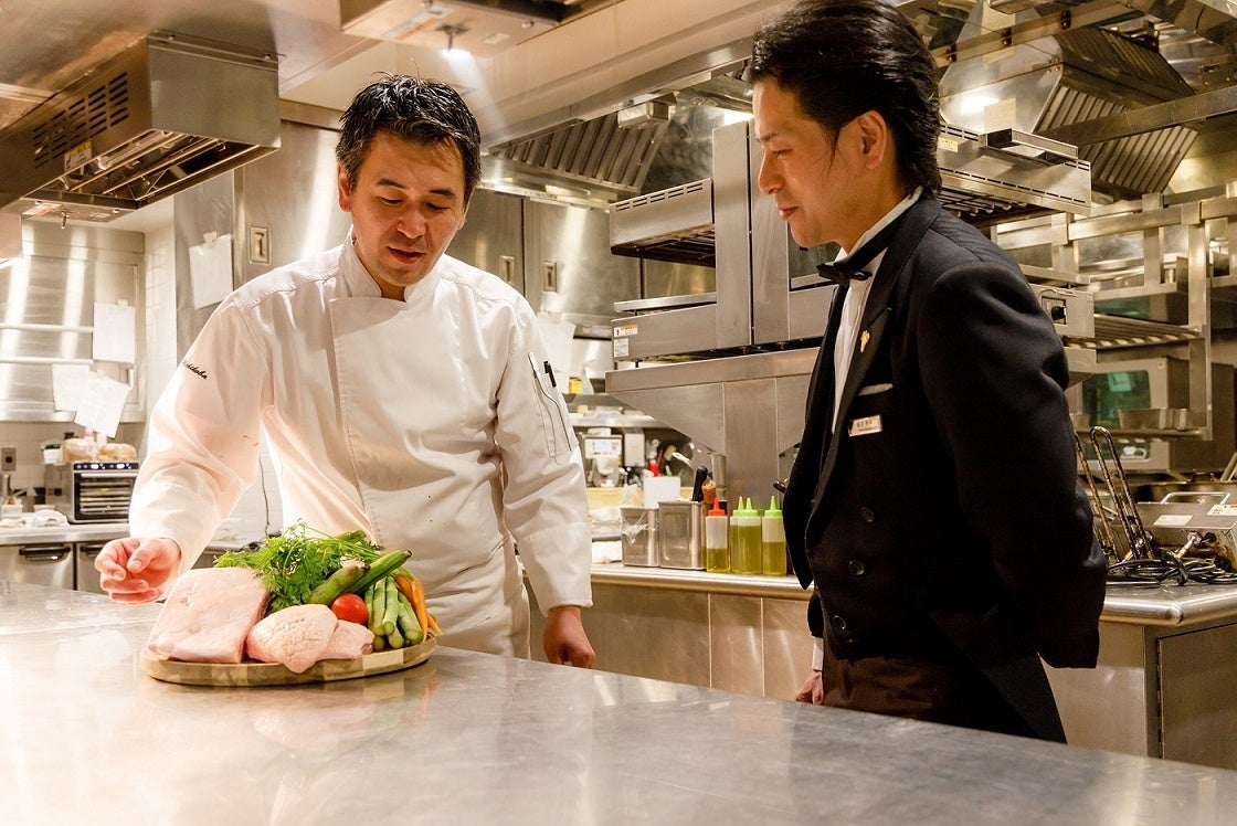 料理長・内木塲寿知（左）とシェフソムリエ・金子良太