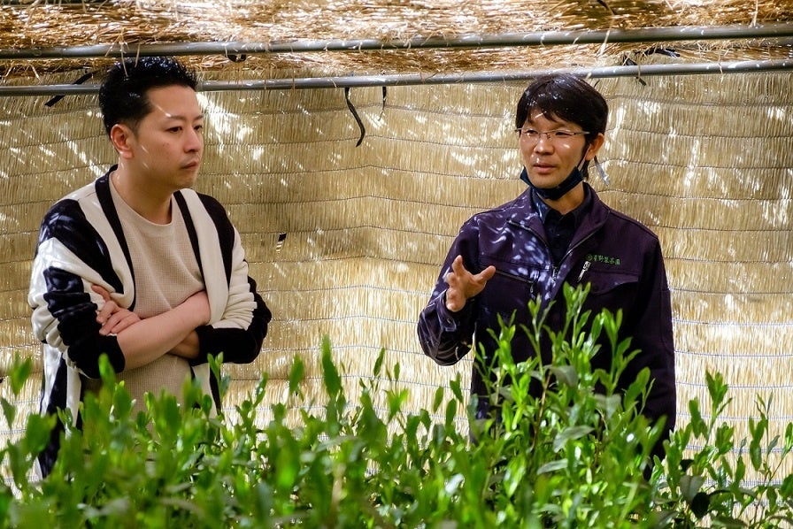 山口真也氏（右）と料理長・窪津朋生