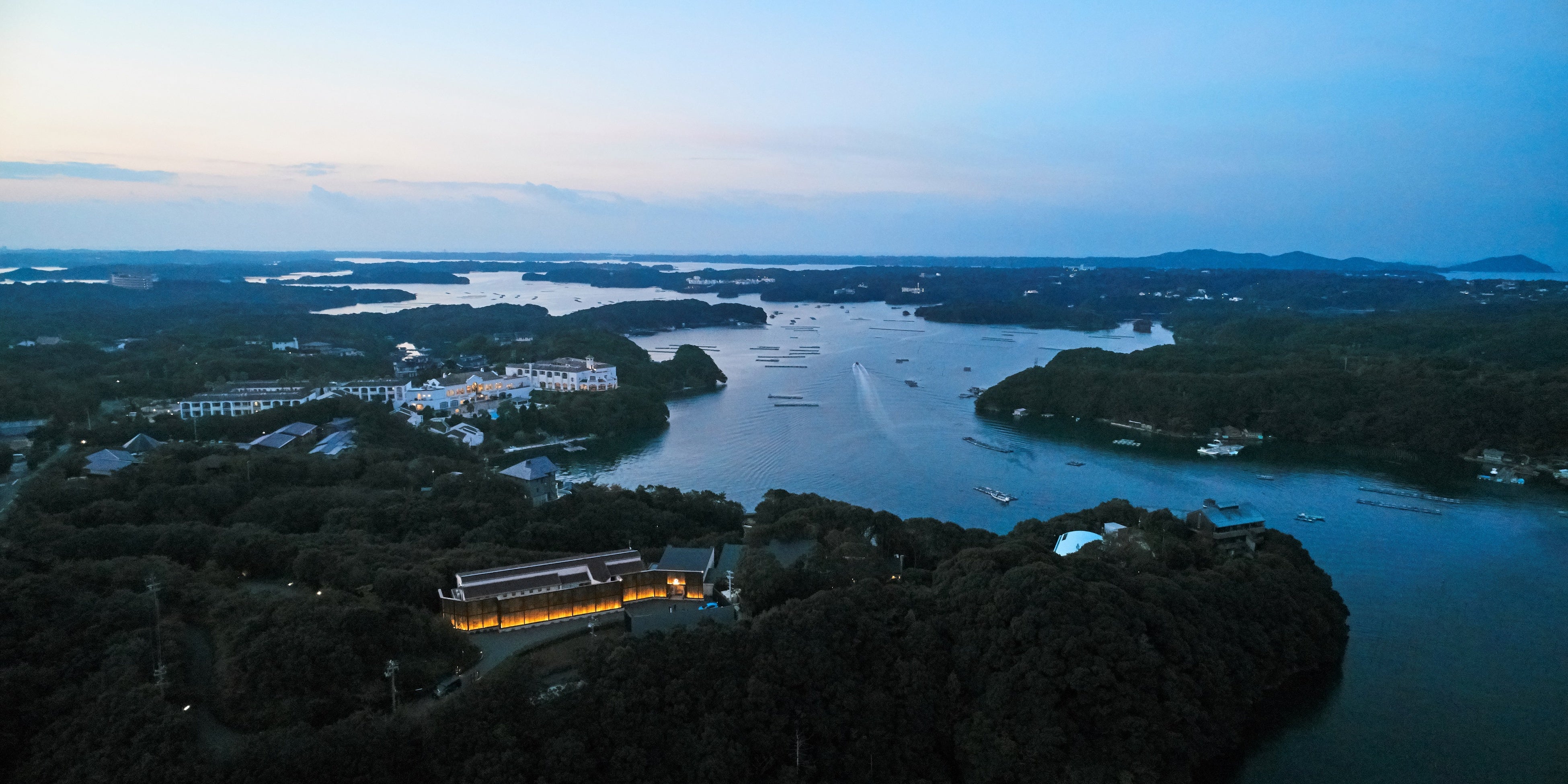 日本を代表する景勝地のひとつ、英虞湾。手前が「THE HIRAMATSU HOTELS & RESORTS 賢島」