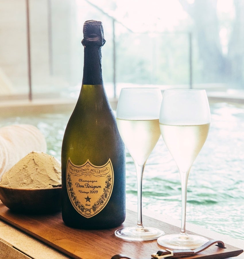 疲れを流したあとの身体に嬉しい、冷えたシャンパンを客室にご用意(2名様SPAコース)。