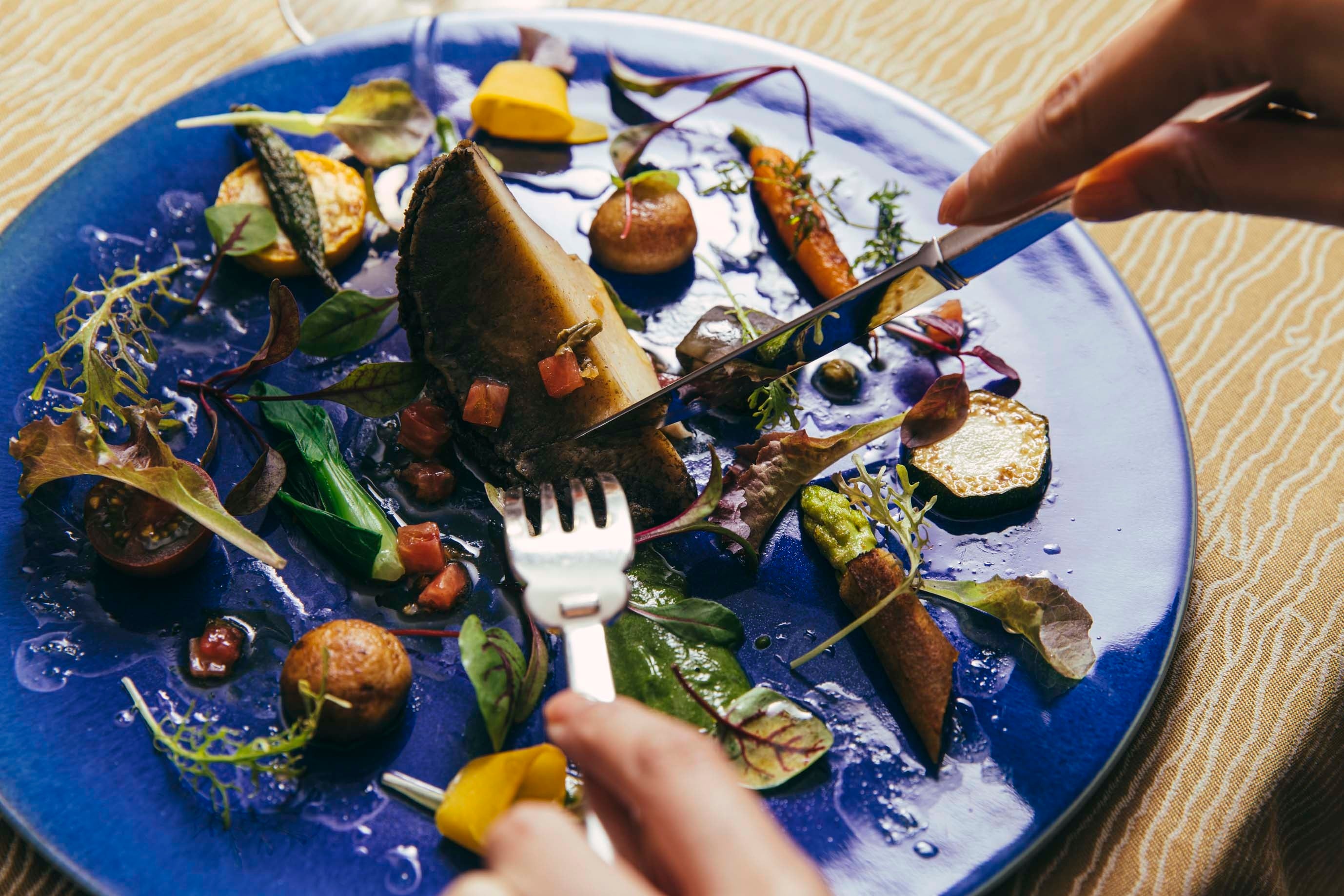 伊勢志摩の新鮮な食材を中心に、舌にも目にも幸せな一皿をお届けします。