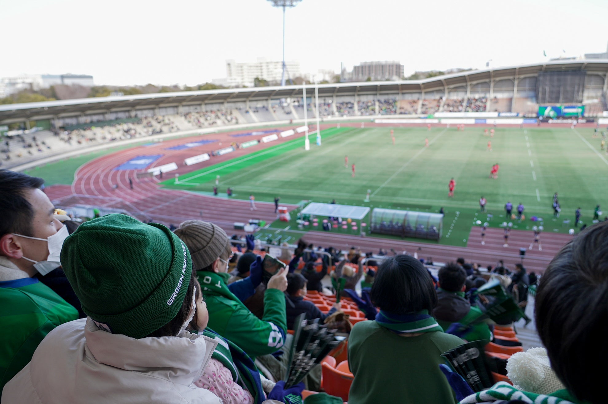 試合開催日のスタジアムはラグビーファンや家族連れで賑わいます。