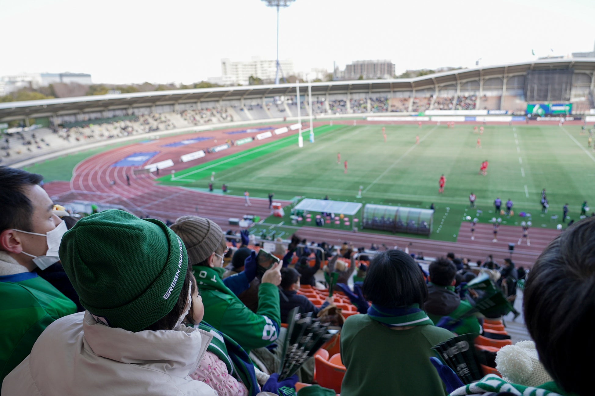 試合開催日のスタジアムはラグビーファンや家族連れで賑わいます。