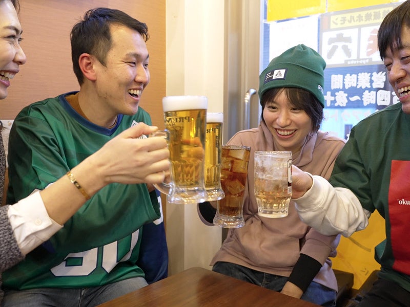 試合のあとのビールは最高!ファン同士での交流会を楽しみましょう。