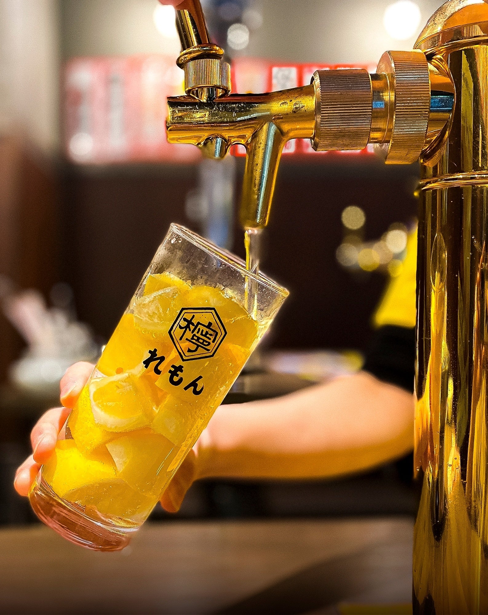 全テーブルに設置するレモンサワーサーバー