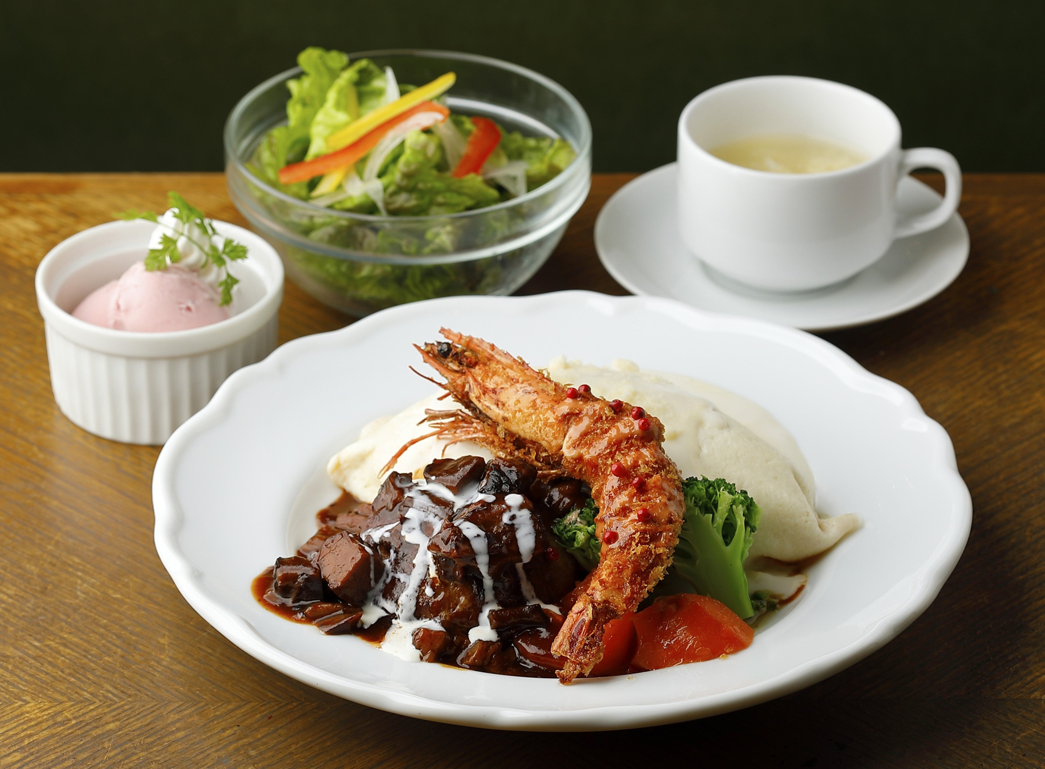 大宮特製純白デラックスプレート（サクラアイス付き）