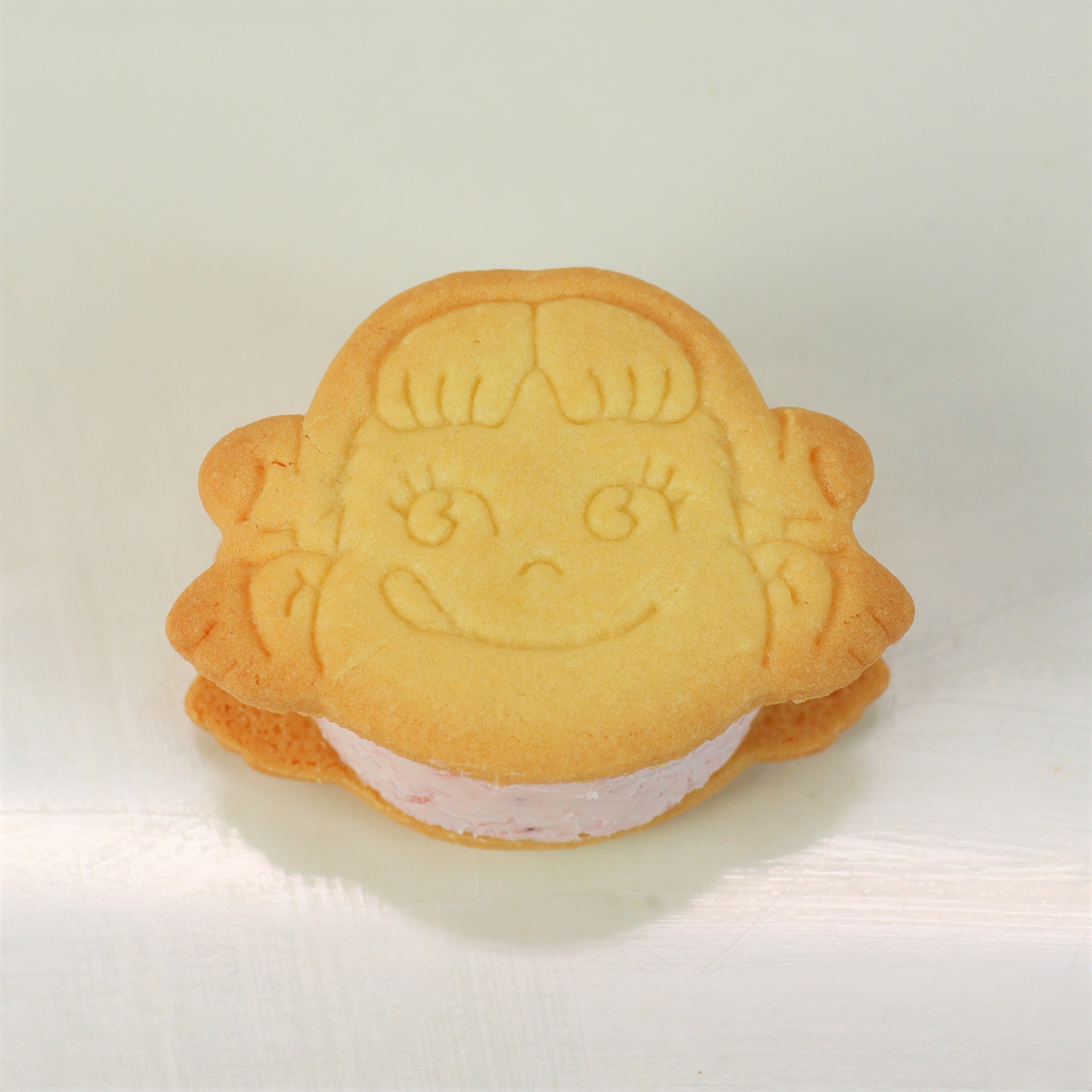 プレミアムPekoサンド（あまおう苺）正面