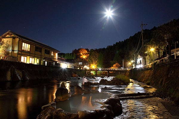 ガニ湯 川沿いにある混浴露天風呂
