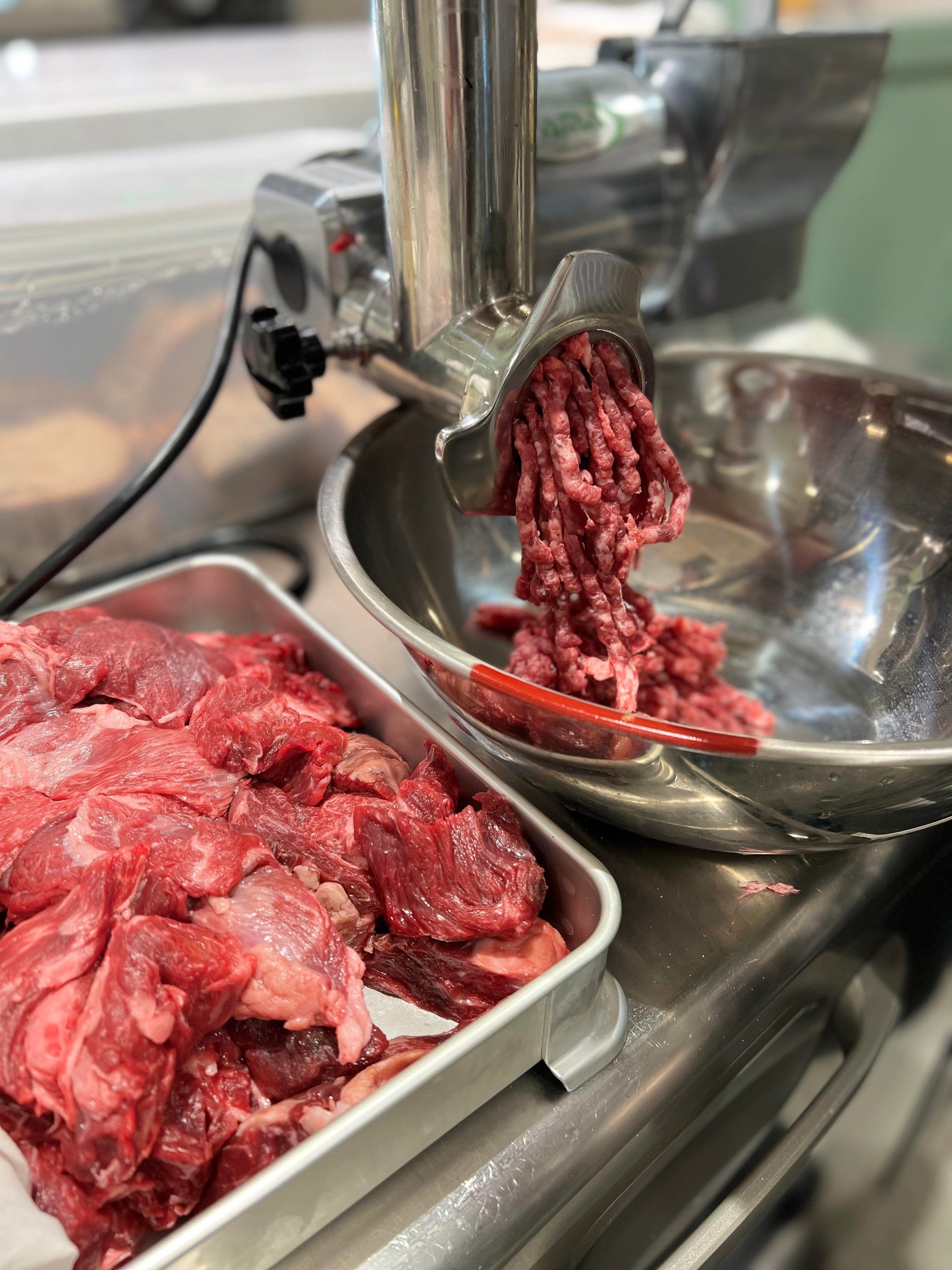 個体別に生産者や育成期間が管理されたあか牛を店内でミンチに