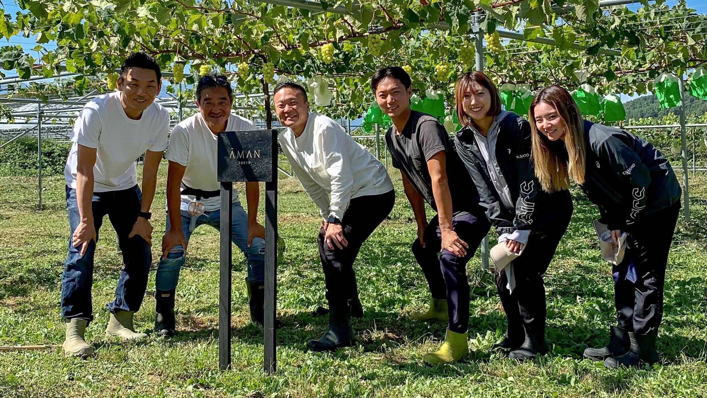 写真：アマン日本地区統括ウェスタンキュイジーヌディレクター 平木正和様（写真左）と GREENCOLLARのメンバー（撮影場所：山梨県北杜市アマン東京契約農園）