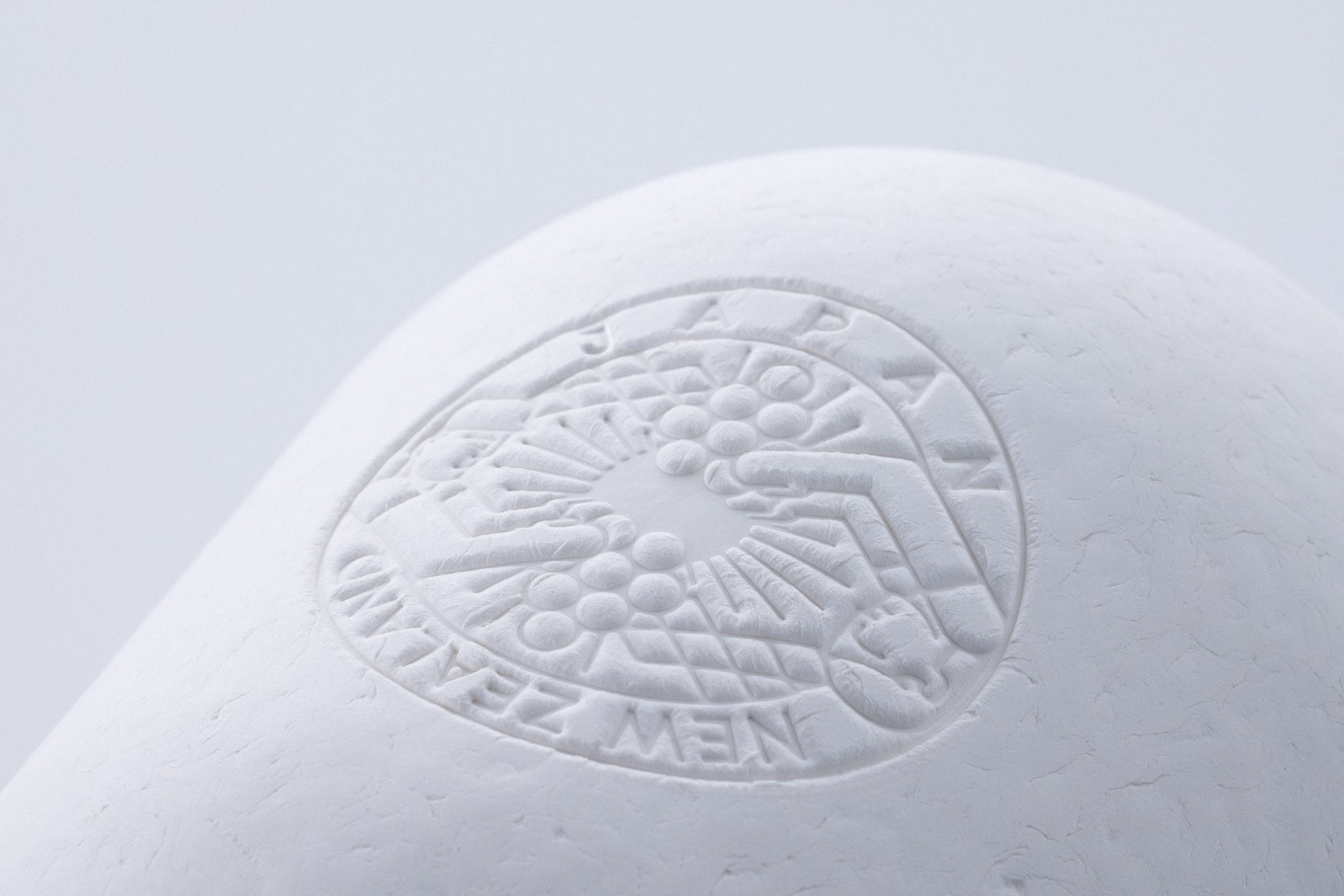 写真：新パッケージの表面・極旬のエンボスロゴ