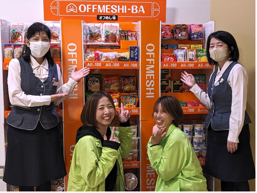 ＜「東映太秦映画村」の休憩スペースに設置した「オフめし場」＞