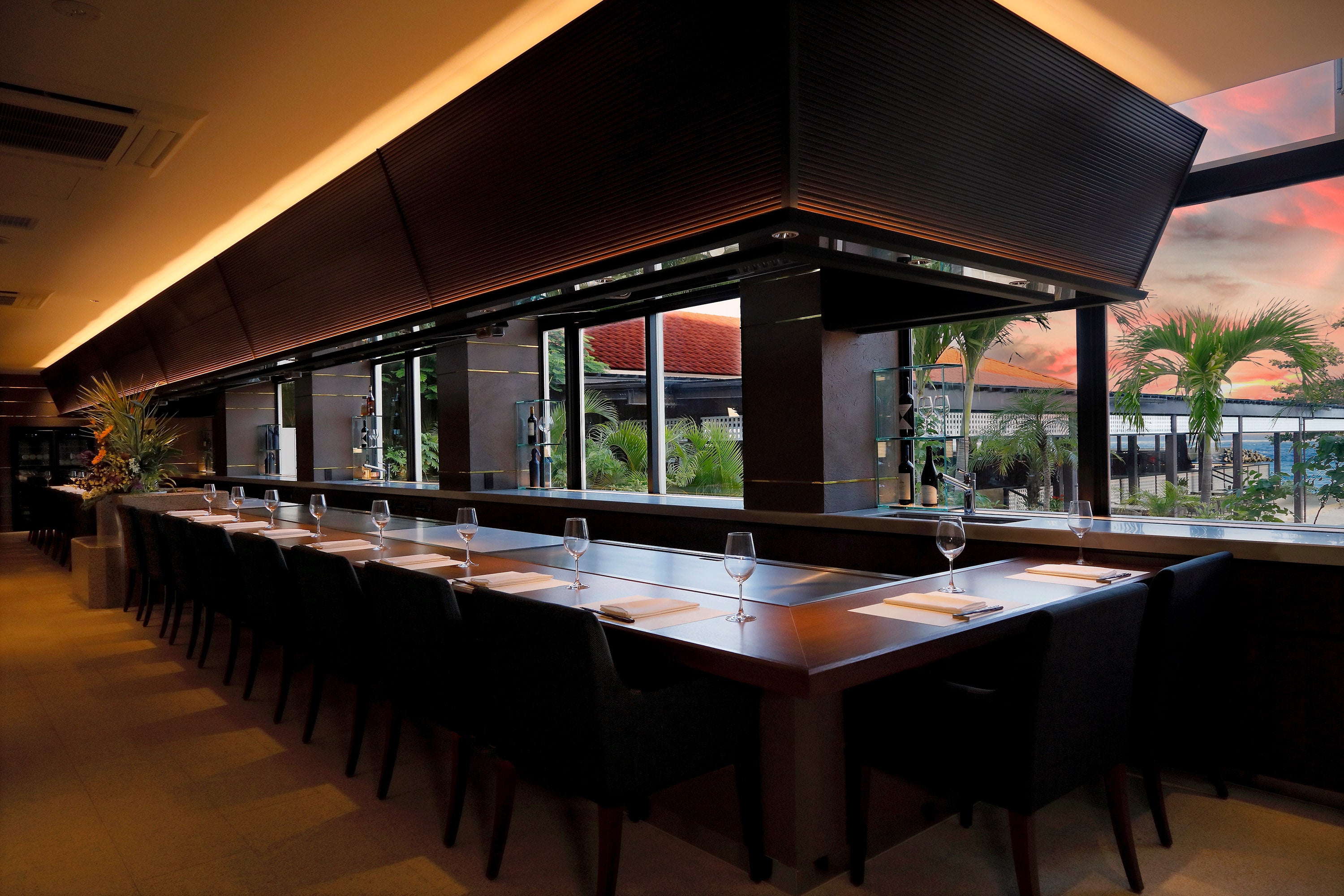 シギラブルー_店内（カウンター席）