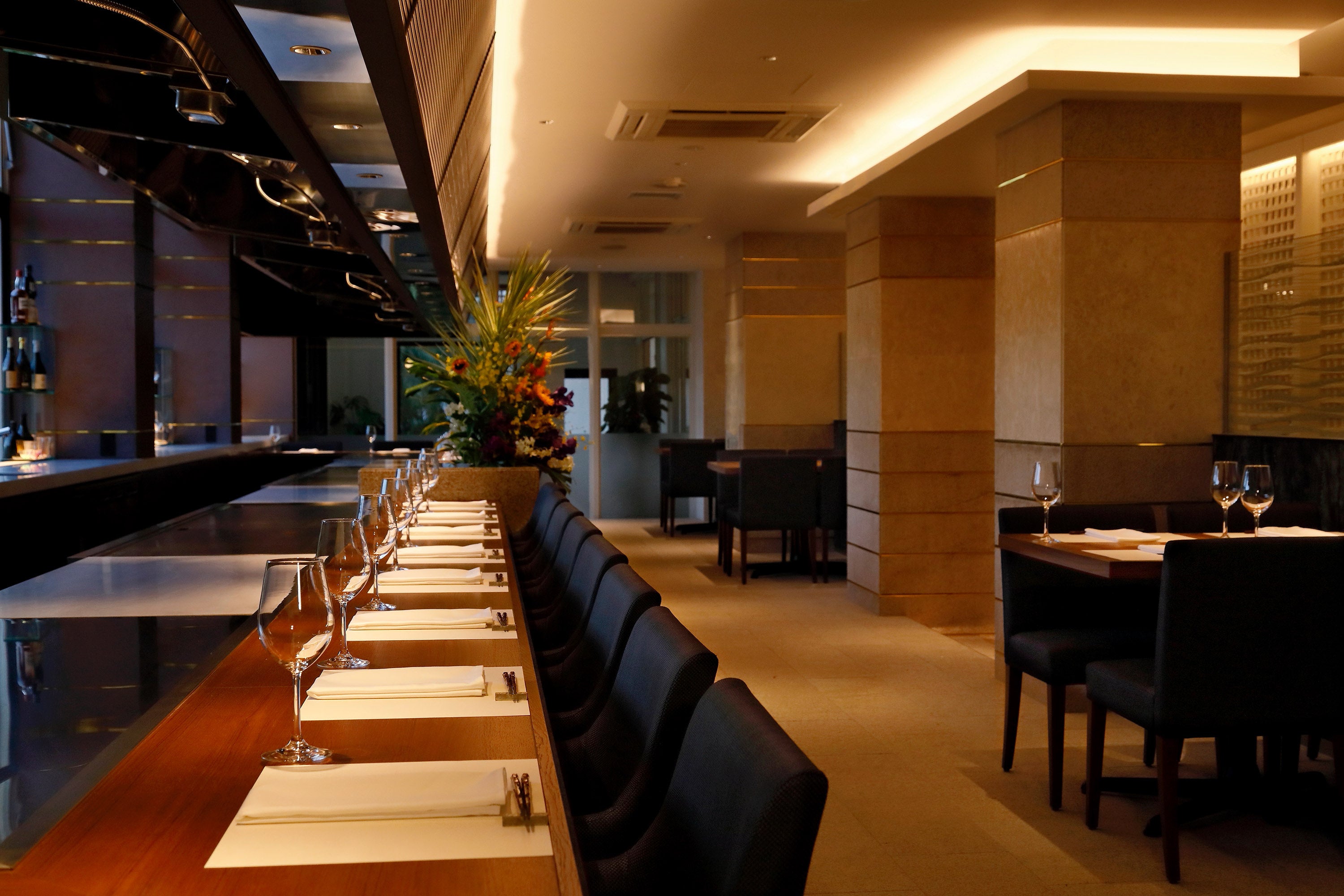 シギラブルー_店内（カウンター・テーブル席）