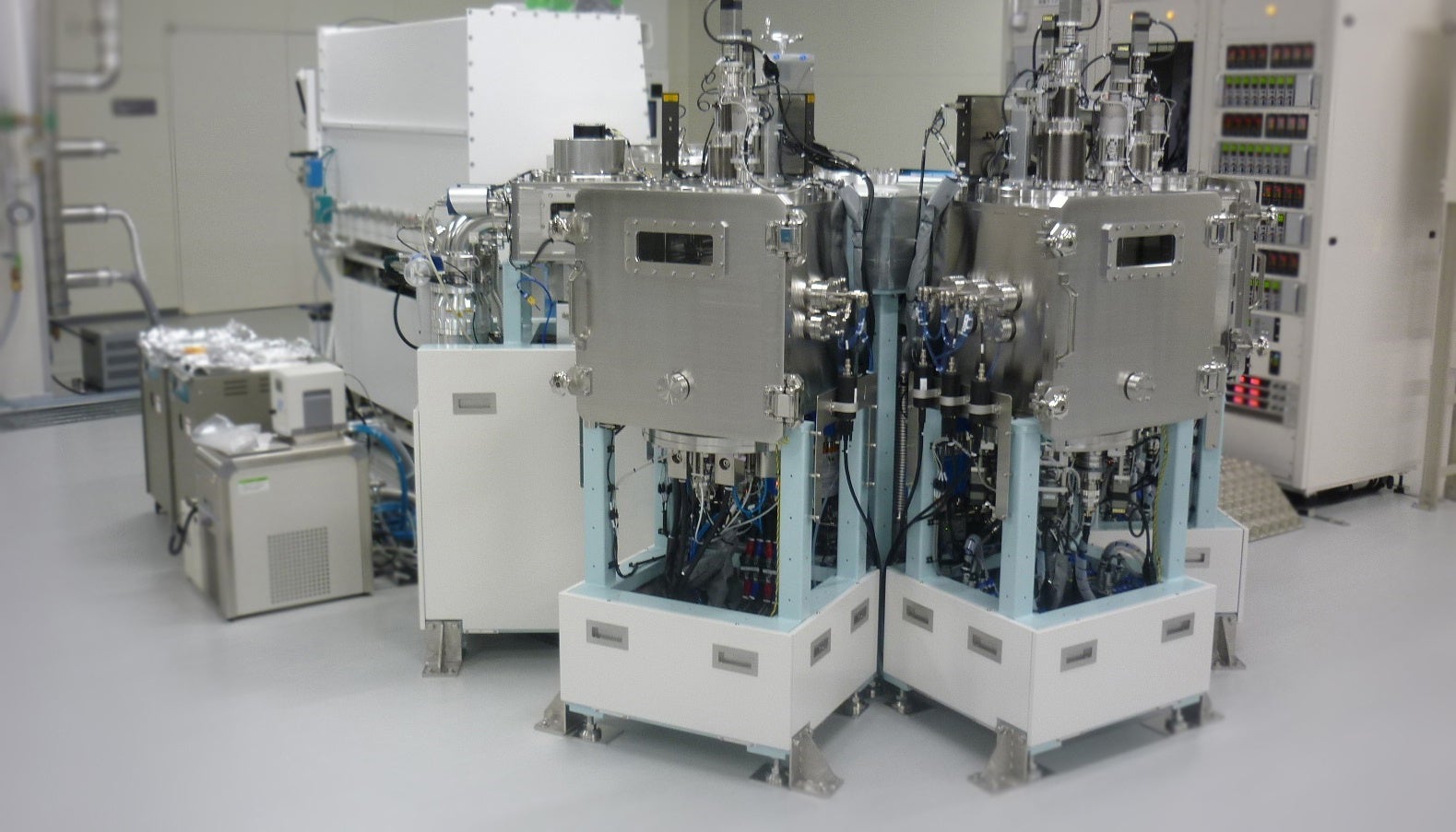 設計開発例： クラスター型有機EL成膜装置