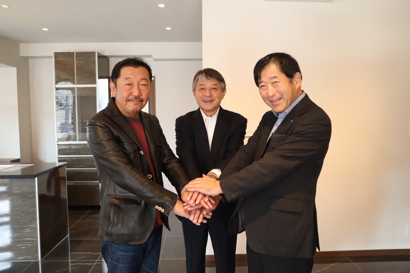 各社代表のフォトセッション※左から佐藤氏、古畑氏、太田氏