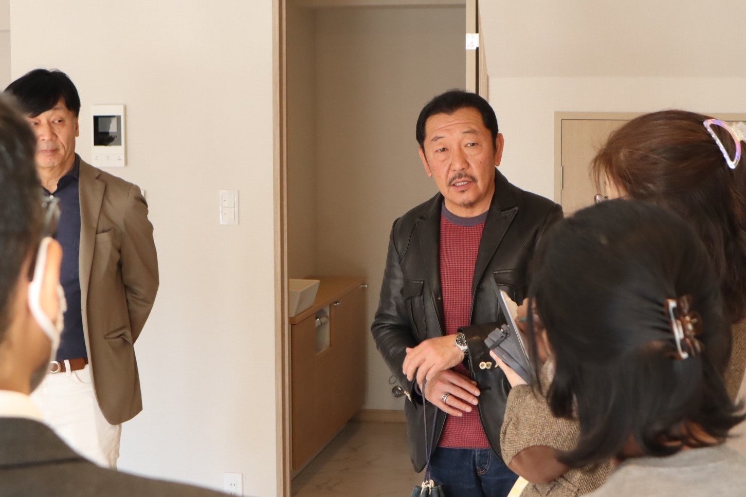ルームツアーでデザインの説明をする佐藤氏