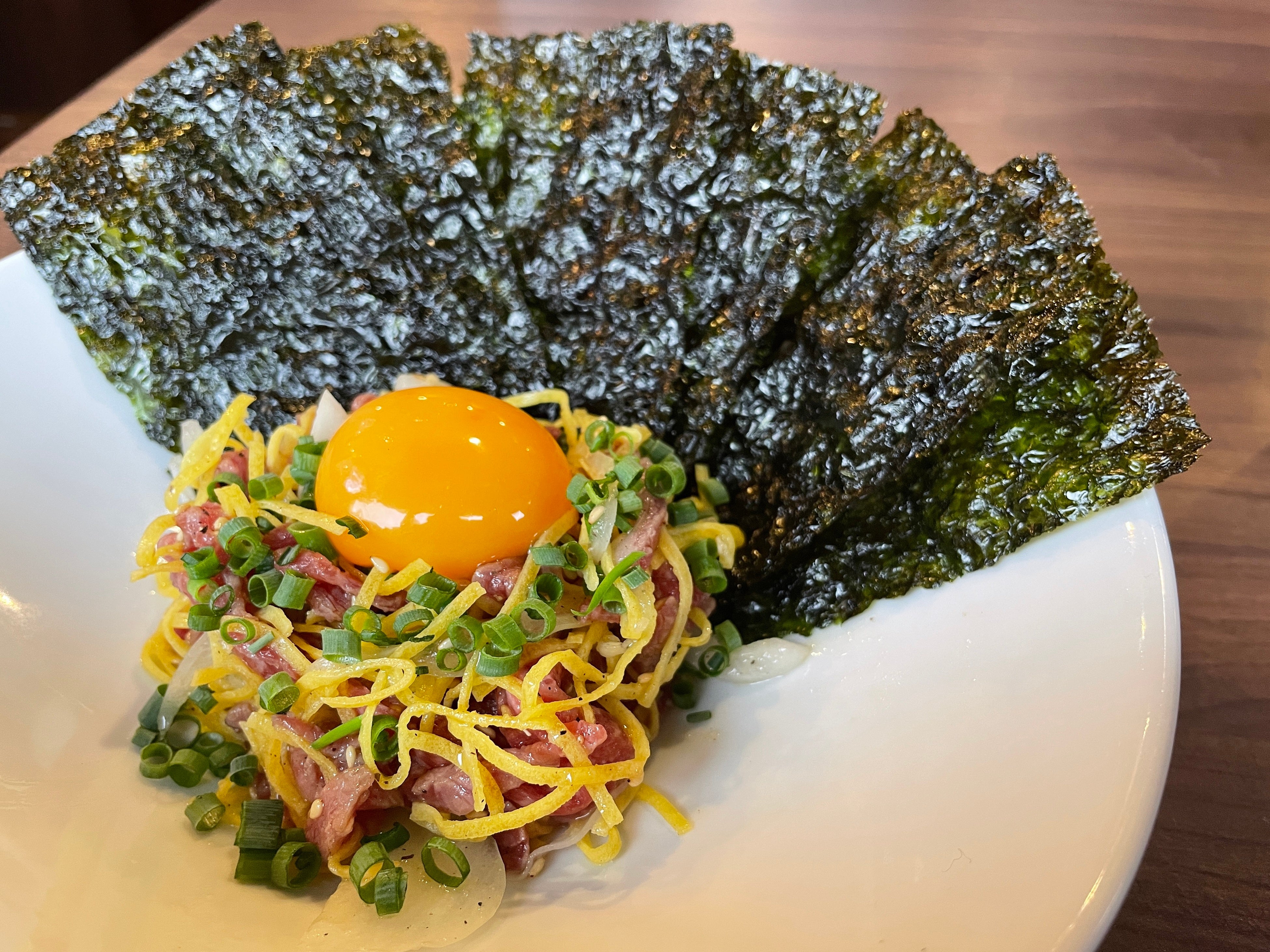 ■炙りユッケの手巻き：1,738円(税込)