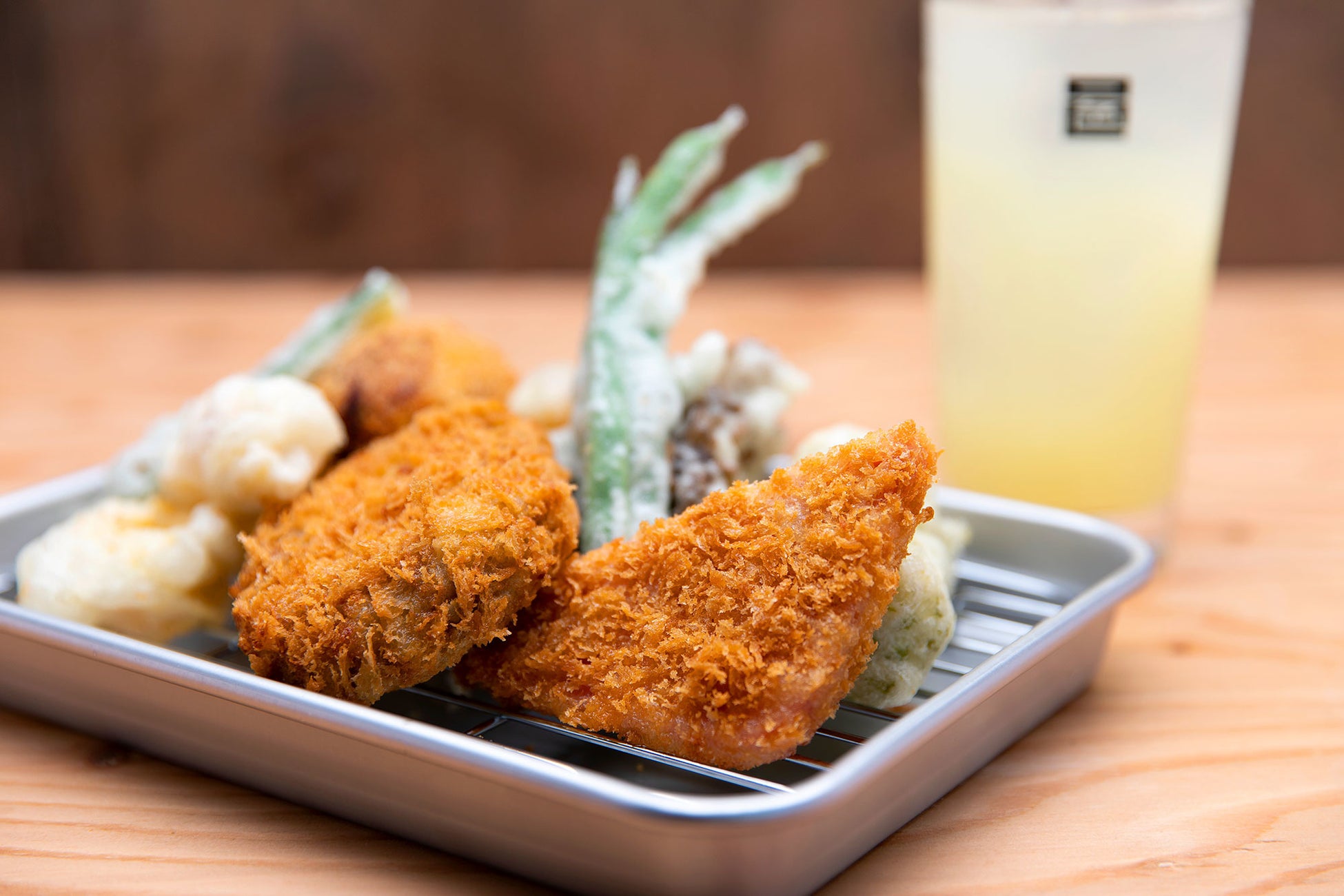 立ち飲みで美味しいつまみとドリンクが楽しめる