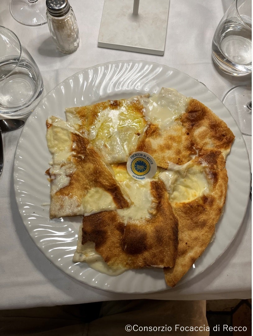 レッコの名物フォカッチャ・ディ・レッコ　© Consorzio Focaccia di Recco