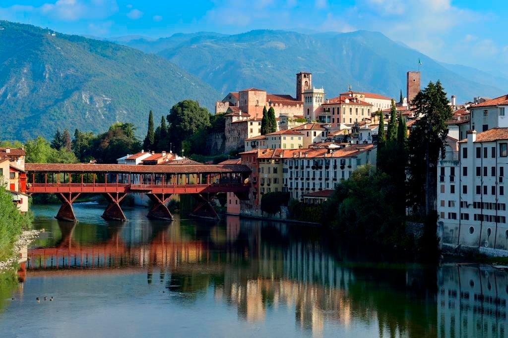 グラッパが有名なバッサノ・デル・グラッパのヴェッキオ橋　@ph Veneto region