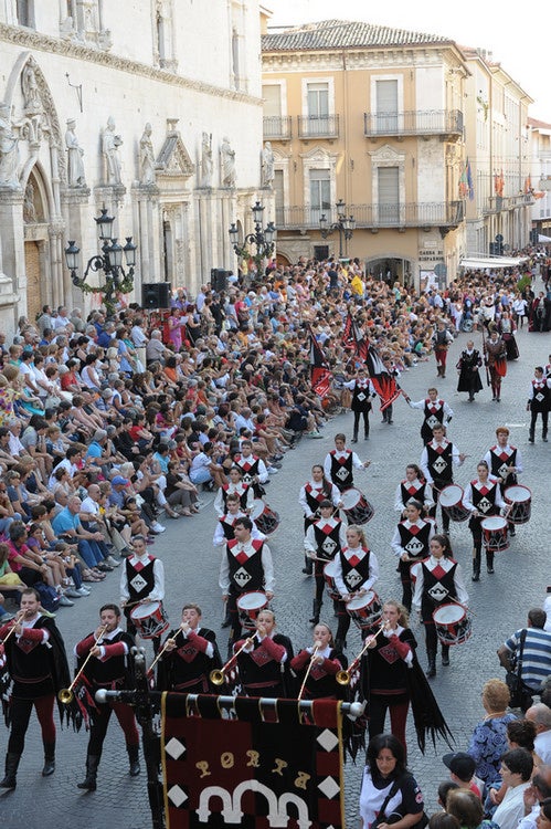 スルモーナの「ジオストラ・カヴァッレレスカ」の様子  @ photo-Associazione Culturale Giostra Cavalleresca
