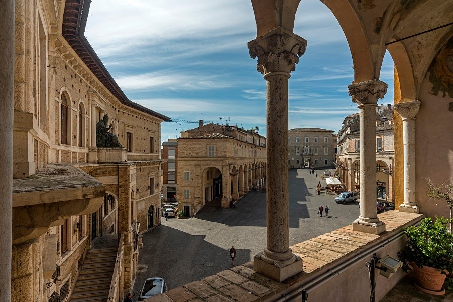 フェルモのポポロ広場©Regione Marche